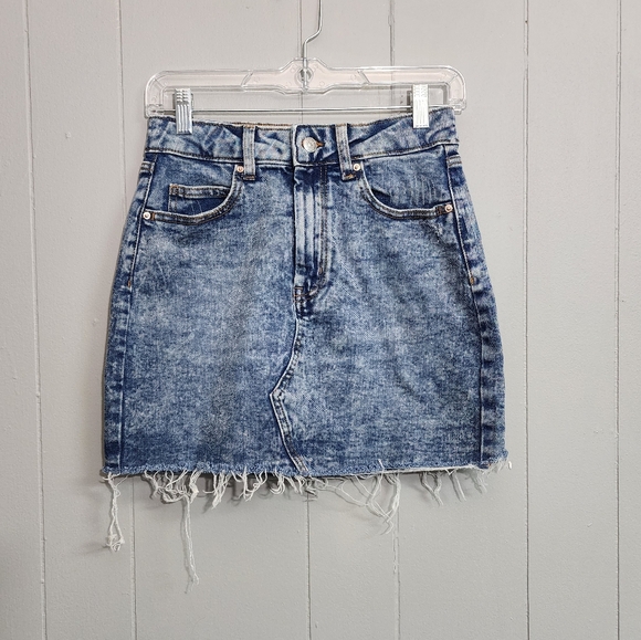 Wild Fable Acid Washed Raw Edge Blue  Denim Mini Skirt Y2K Size 4 - Picture 1 of 10